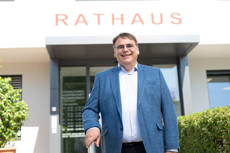 Thomas Münig vor dem Kleinheubacher Rathaus.